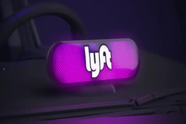 Người lái xe Lyft bị sốc nhận được tin nhắn bí ẩn kèm theo bản ghi lại cuộc triệu tập của cô ấy